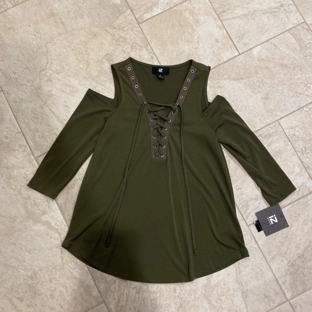 🤍4/$15 Cut out shoulder shirt